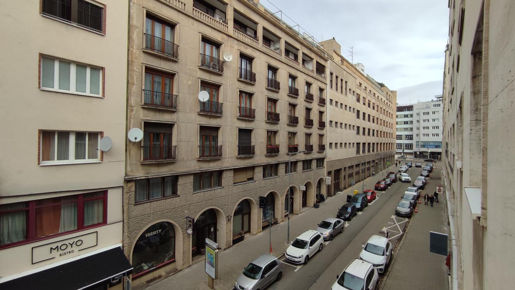 Bratislava Oldtown Apartment 130M2 ,60M2 Terrace And 2 Bathrooms מראה חיצוני תמונה